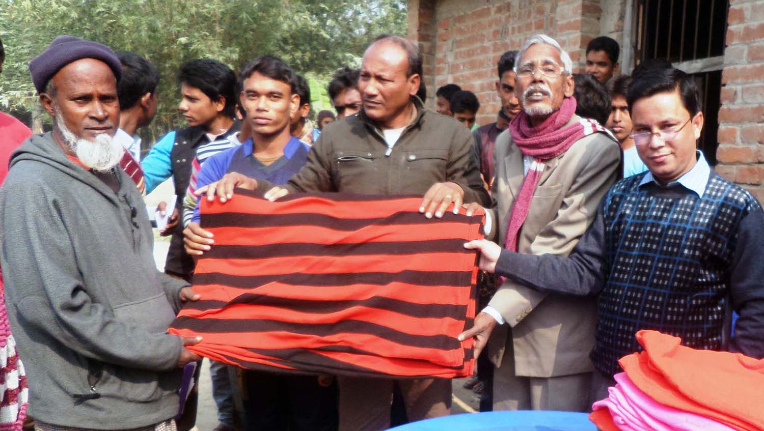 ৪০ জন শীতার্তদের মাঝে শীতবস্ত্র বিতরণ করা হয়।